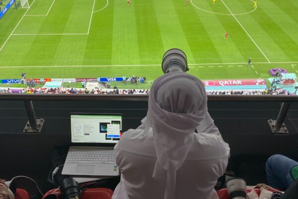 צלם סעודי מתעד את משחק הפתיחה של המונדיאל
