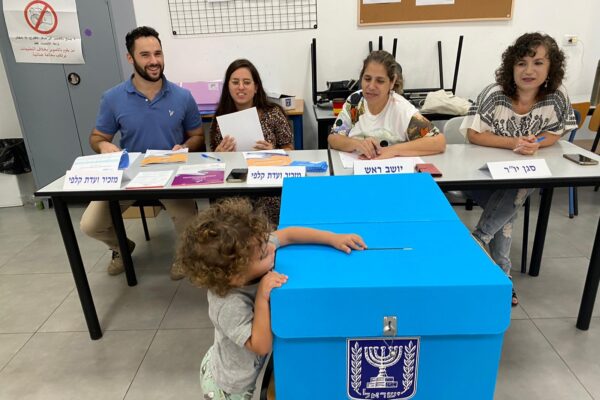 קלפי בחיפה, בבחירות לכנסת ה-25 (צילום: יעל אלנתן)
