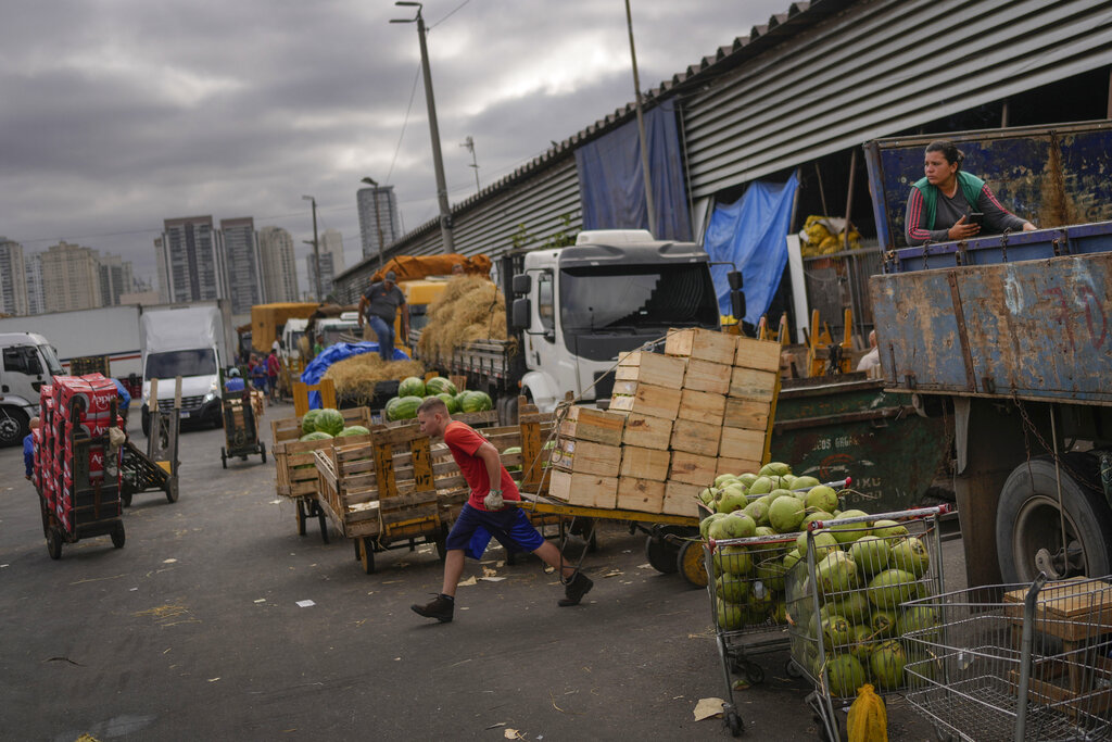 מחסני מזון לאומיים יאפשרו לממשלה להתערב בקביעת מחירי המזון. שוק בסאו פאולו (צילום: AP Photo/Matias Delacroix)
