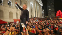 נשיא ברזיל הנבחר לולה עם תומכיו (צילום: AP Photo/Eraldo Peres, File)