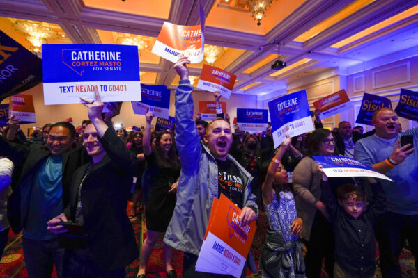תומכיה של הסנאטורית הדמוקרטית קתרין קורטז מסטו חוגגים את ניצחונה בלאס וגאס (צילום: AP Photo/Gregory Bull)