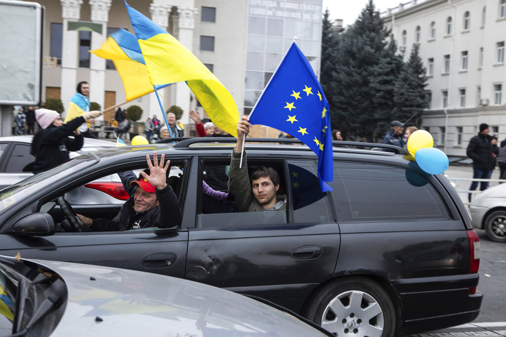 אזרחים אוקראינים חוגגים את שחרור העיר חרסון (צילום: AP Photo/Yevhenii Zavhorodnii)