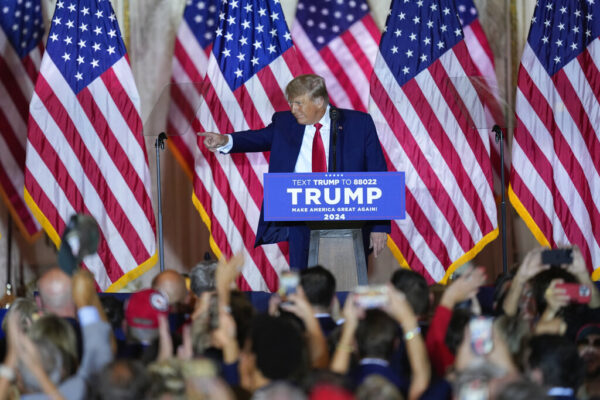 נשיא ארה"ב לשעבר דונאלד טראמפ מודיע שיתמודד לנשיאות בפעם השלישית באחוזתו במאר א-לאגו בפלורידה  (AP Photo/Rebecca Blackwell)