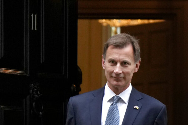 שר האוצר הבריטי ג'רמי האנט,יוצא מבניין הממשלה בדאונינג 10,  לאחר הודעה על תכנית צנע חדשה בבריטניה  (AP Photo/Alastair Grant)