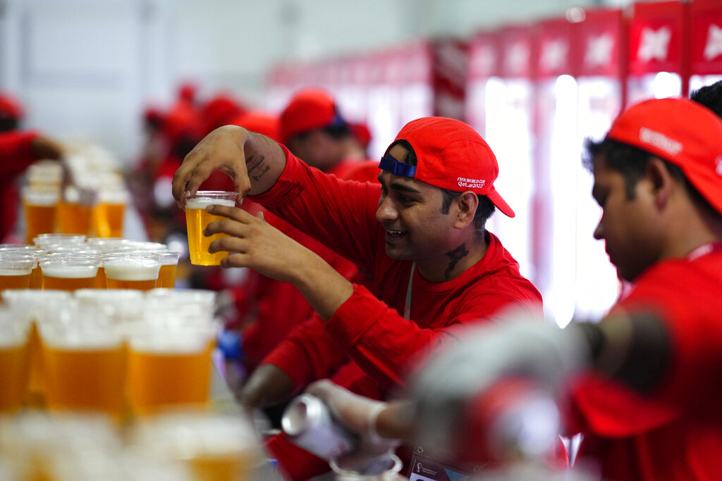 מכירת בירה באזור האוהדים בדוחא, קטאר (צילום: AP Photo)