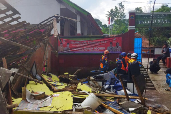 כוחות ההצלה מחלצים אנשים מבית ספר שהתמוטט לאחר רעידת האדמה בג'אווה אינדונזיה (צילום: BASARNAS via AP)