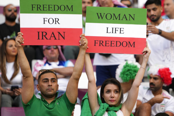 אוהדי נבחרת איראן מוחים מהיציע בדוחא נגד המשטר הדכאני בארצם (צילום: AP Photo/Alessandra Tarantino)
