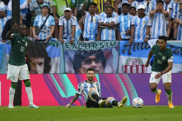 לאו מסי יושב בייאוש על הדשא בהפסד 2:1 של ארגנטינה מול ערב הסעודית (צילום: AP Photo/Jorge Saenz)
