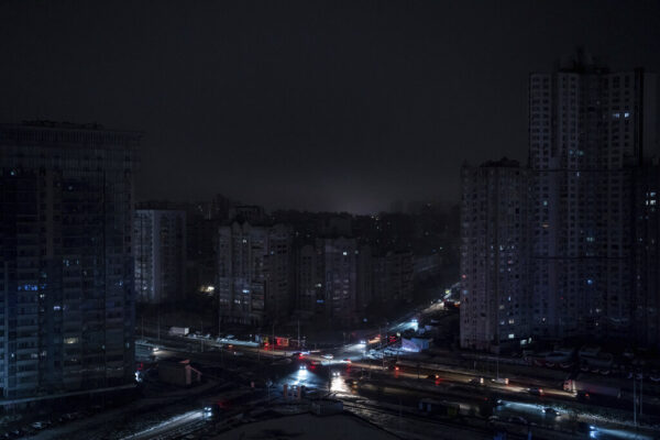 אספקת חשמל בקייב לאחר מתקפת רוסית (צילום: AP Photo/Evgeniy Maloletka)