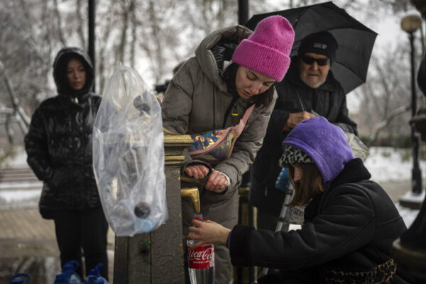 תושבי קייב ממלאים מים ברחוב, בעקבות ניתוק אספקת המים לבתים (צילום: AP Photo/Evgeniy Maloletka)