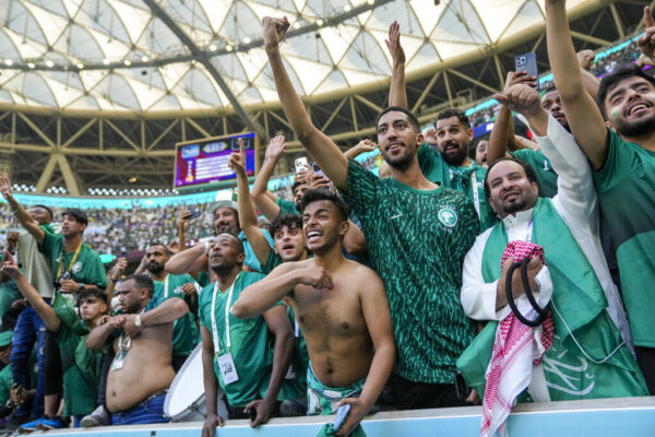 אוהדי נבחרת ערב הסעודית חוגגים לאחר הניצחון על ארגנטינה (AP Photo/Jorge Saenz, File)