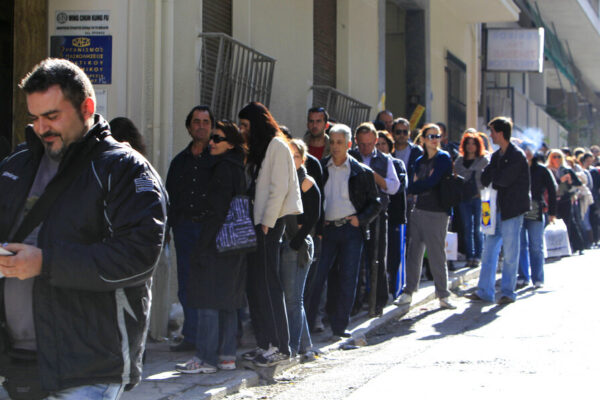 אזרחים יוונים בתור לקבלת דמי אבטלה, ב-2011 (צילום: AP Photo/Thanassis Stavrakis, FILE)
