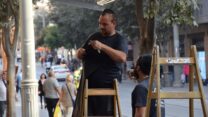 עובדים מתקינים סוכך בירושלים (צילום: אור גואטה)