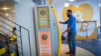 מכונה לרכישת ביטקוין תמורת מזומן בתל אביב, 2017 (צילום: מרים אלסטר/פלאש90)