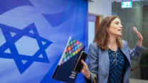 השרה להגנת הסביבה תמר זנדברג מגיעה לישיבת הממשלה, יולי 2022 (צילום: מארק ישראל)