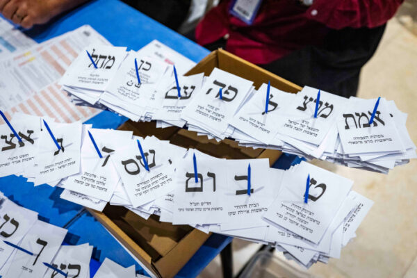 ספירת קולות המצביעים במעטפות כפולות בבחירות לכנסת ה-25, שנערכה במטה ועדת הבחירות המרכזית בירושלים (צילום: אוליביה פיטוסי / פלאש 90)