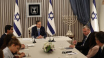 נציגי סיעת הליכוד (מימין) אלי כהן, מירי רגב ויריב לוין ממליצים על בנימין נתניהו לראשות הממשלה בהתייעצות בבית הנשיא (צילום: יונתן זינדל/פלאש90)