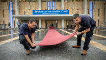 עובדי הכנסת פורשים שטיח אדום לקראת ישיבת הפתיחה של הכנסת ה-25 (צילום: יונתן זינדל / פלאש 90)