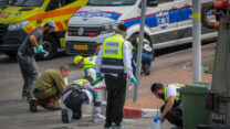 אנשי ביטחון והצלה בזירת הפיגוע באריאל (צילום: נאסר אישטייח/פלאש90)