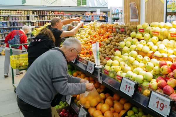 פירות בסופרמרקט (צילום: מיכאל גלעדי/פלאש90)