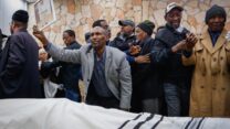 משפחתו של טדסה טשומה, שנהרג בפיגוע בכניסה לירושלים (צילום: אוליבייה פיטוסי/ פלאש90)