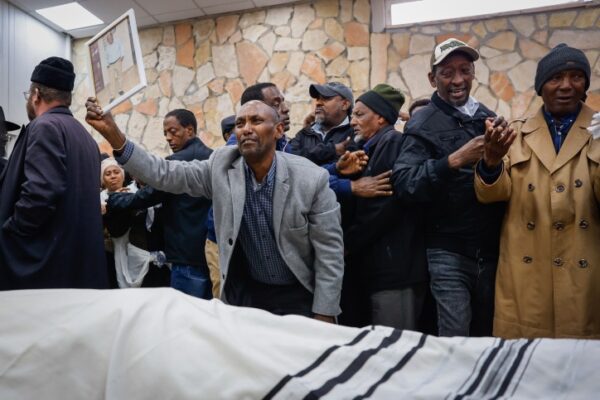 משפחתו של טדסה טשומה, שנהרג בפיגוע בכניסה לירושלים (צילום: אוליבייה פיטוסי/ פלאש90)