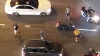 מקרה תקיפה בנתיבי איילון בו הכה רוכב אופנוע נהג אחר באמצעות קסדה (צילום: ללא קרדיט)
