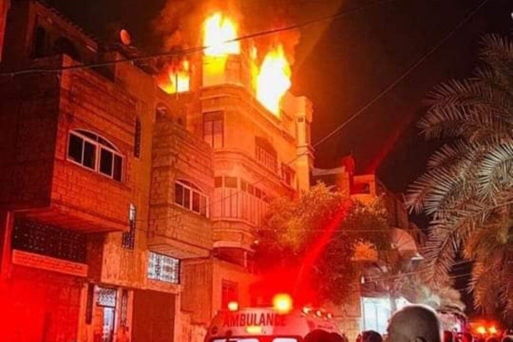 שריפה בשכונת ג׳באליה ברצועת עזה בה נהרגו 21 בני אדם (צילום: רשתות התקשורת הפלסטיניות) שריפה בשכונת ג׳באליה ברצועת עזה בה נהרגו 21 בני אדם (צילום: רשתות התקשורת הפלסטיניות)