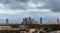מעונן עם גשם קל בתל אביב (צילום ארכיון: אור גואטה)