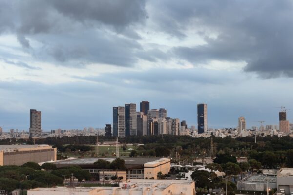 מעונן עם גשם קל בתל אביב (צילום: אור גואטה)