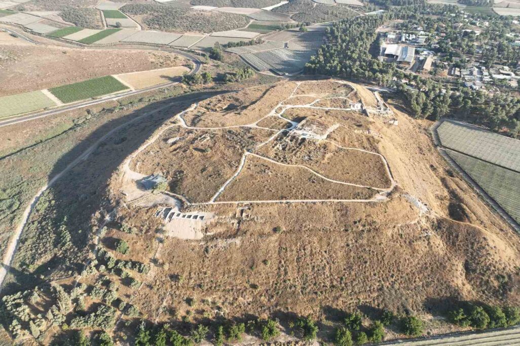 מבט אווירי של תל לכיש. בלכיש הכנענית נמצאו עד היום 10 כתובות כנעניות, יותר מכל אתר אחר בארץ (צילום:אמיל אלדג'ם)