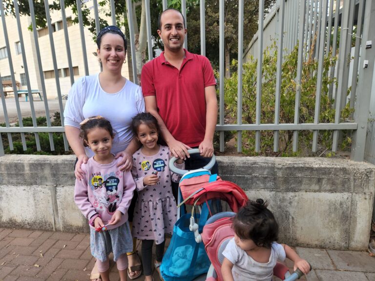 משפחת כפיר בכניסה לקלפי בגבעת שמואל: יהונתן ושירין, והילדים זוהר, שחר וליאור. "אנחנו כל פעם מצביעים אותו דבר, ומרוצים מהנציגים שלנו" (צילום: דפנה איזברוך)