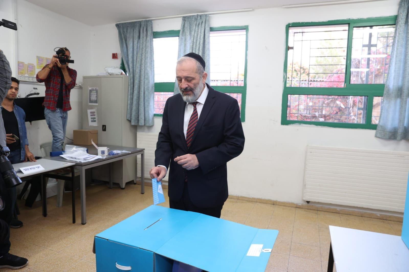 יו״ר ש״ס אריה דרעי מצביע בבחירות לכנסת ה-25 (צילום: ללא קרדיט)