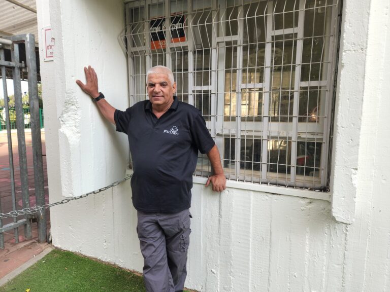 עזרא אור, מאבטח בקלפי בגבעת שמואל. "אני כבר לא מצביע" (צילום: דפנה איזברוך)