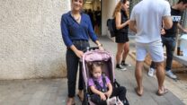 חן שטיינברג נבון בתור לקלפי במרכז תל אביב (צילום: דפנה איזברוך)