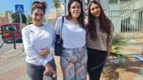 שורוק עמאש (מימין), דוחא עמאש וניבל אבושאם. "נמאס לי לראות כל פעם את הפוליטיקאים אומרים ומדברים ולא דואגים לנו" (צילום: הדס יום טוב)