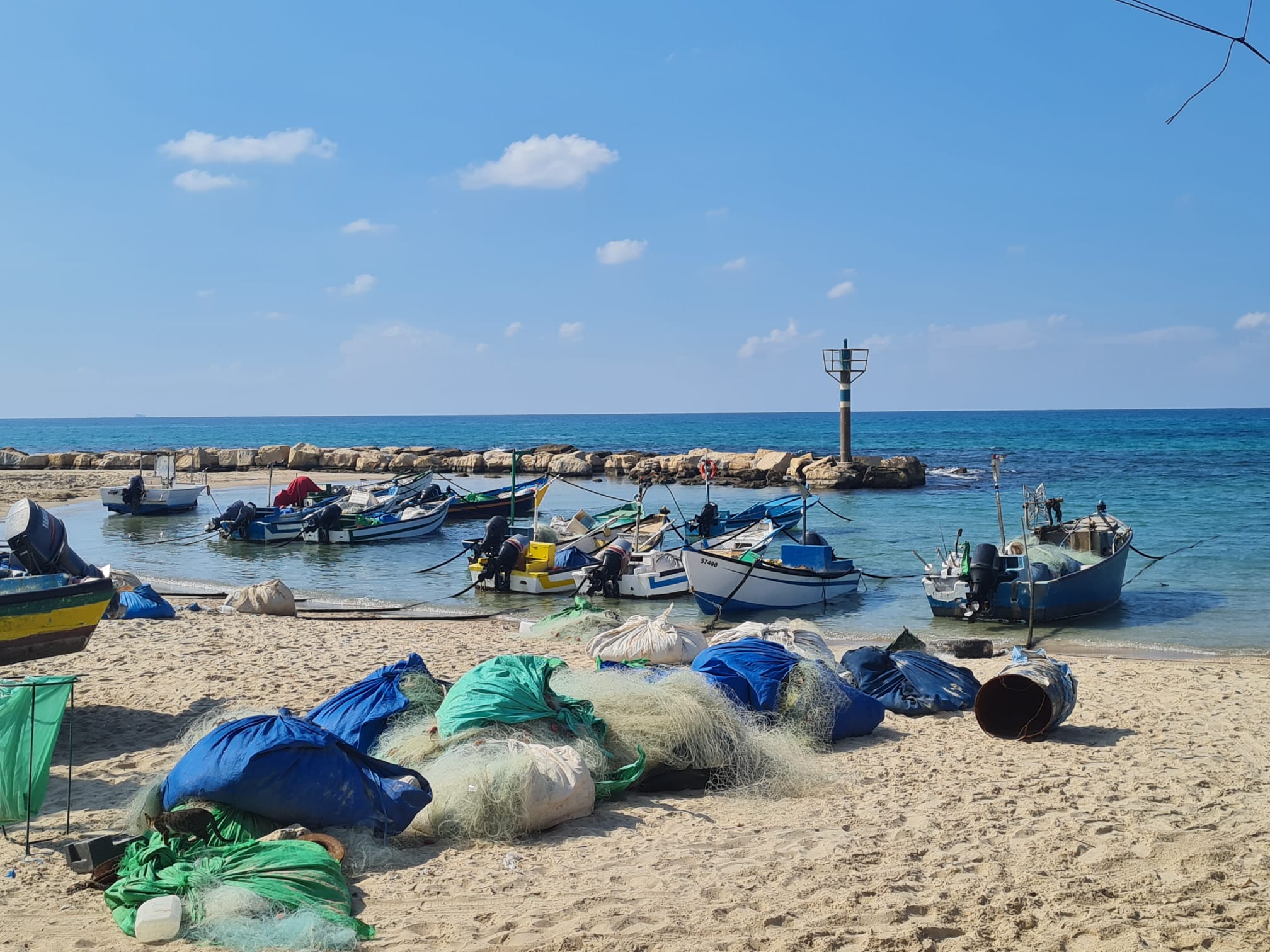 סירות דייגים בחוף של ג'סר א-זרקא. &quot;אנשים מרגישים כלואים ומבודדים. הם חיים במצור פיזי, פוליטי וחברתי&quot; (צילום: הדס יום טוב)