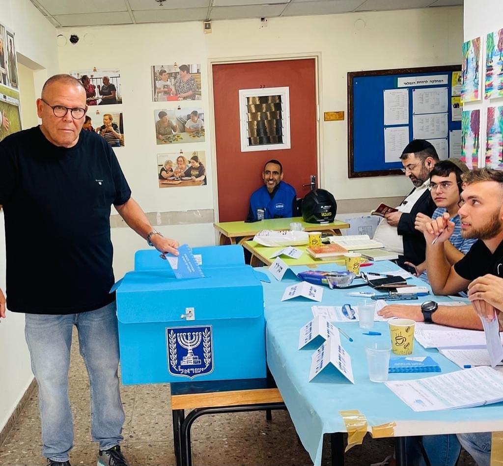 יו&quot;ר ההסתדרות, ארנון בר-דוד, מצביע בבחירות לכנסת ה-25 (צילום: דוברות ההסתדרות)