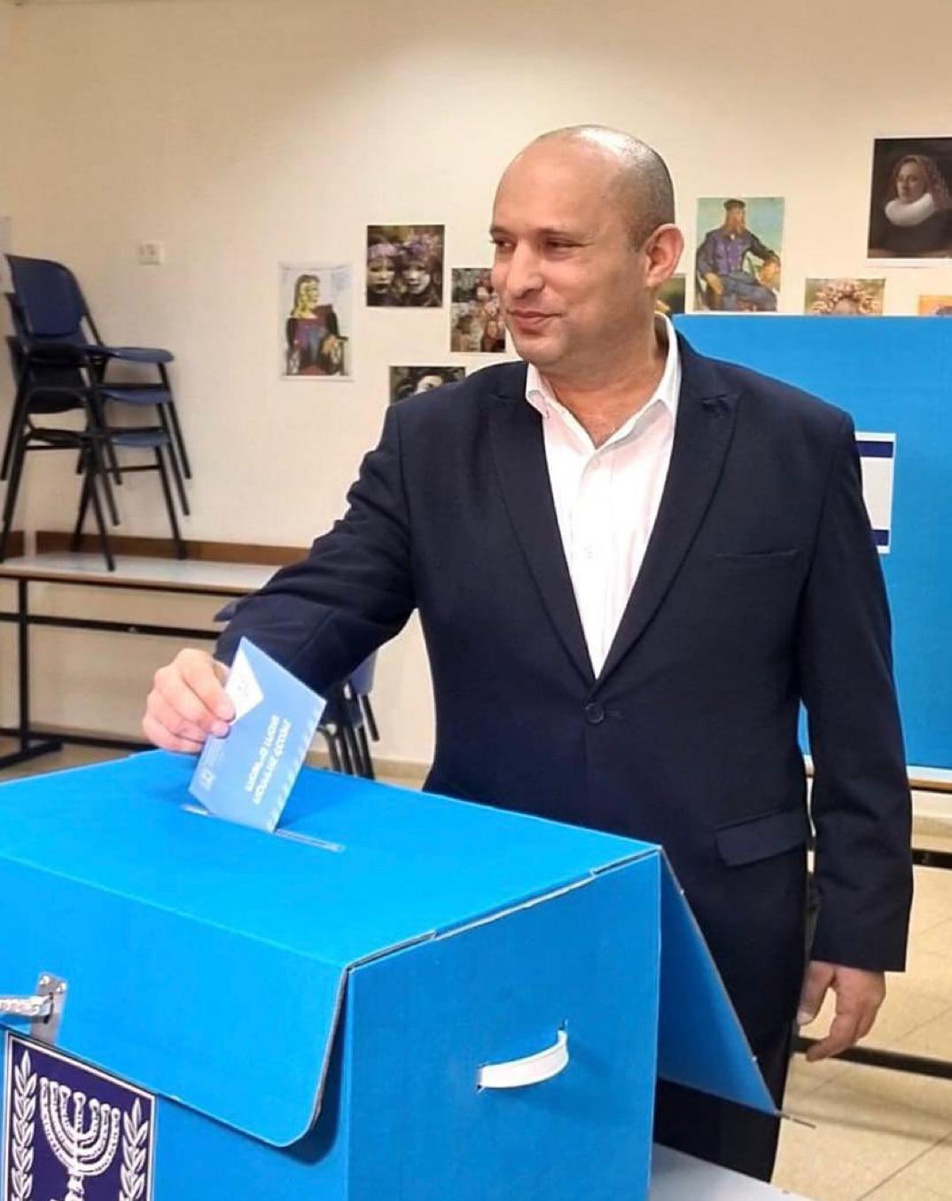 נפתלי בנט מצביע בבחירות לכנסת ה-25 (צילום: ללא קרדיט)