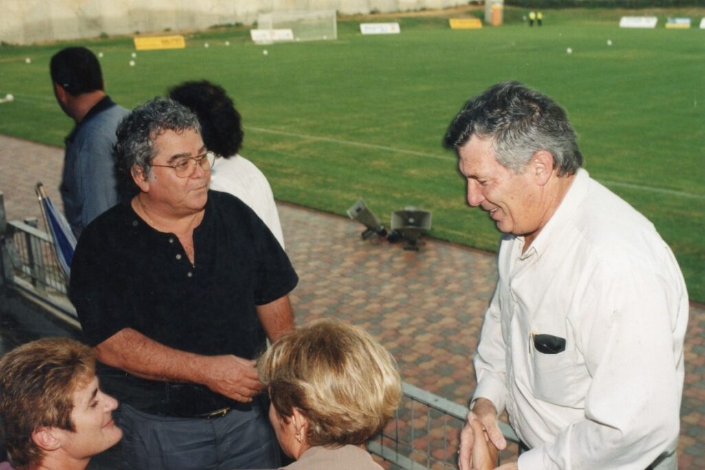 גברי לוי (משמאל) יו&quot;ר ההתאחדות לכדורגל לשעבר, במשחק הראשון של נבחרת הנשים בכדורגל (צילום: ארכיון ההתאחדות לכדורגל בישראל)
