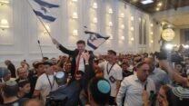 יו"ר הציונות הדתית בצלאל סמוטריץ' באירוע סיום יום הבחירות של המפלגה באווניו (צילום: מפלגת הציונות הדתית)