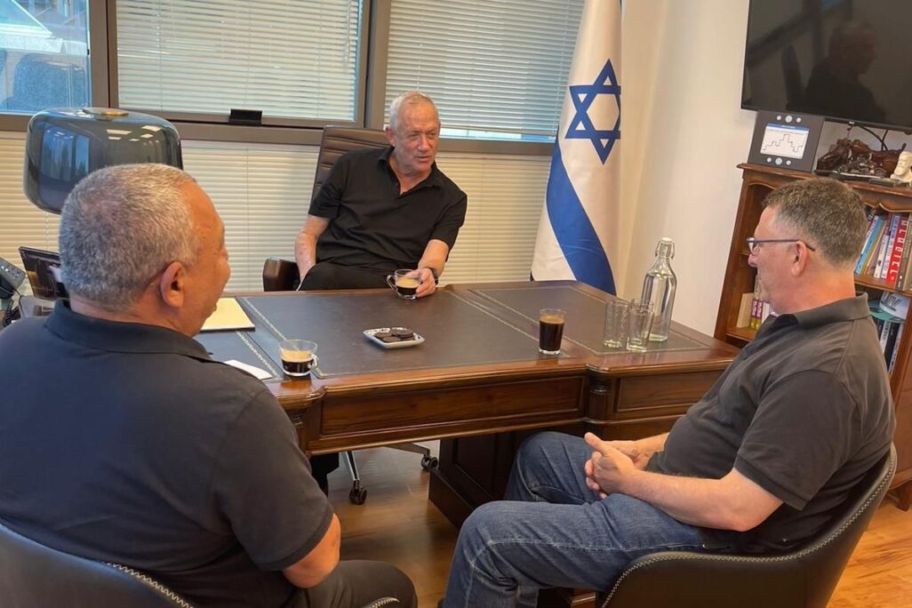 יו"ר המחנה הממלכתי בני גנץ (במרכז), בפגישה עם גדעון סער (מימין) וגדי איזנקוט (צילום: דוברות המחנה הממלכתי) יו"ר המחנה הממלכתי בני גנץ (במרכז), בפגישה עם גדעון סער (מימין) וגדי איזנקוט (צילום: דוברות המחנה הממלכתי)
