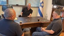 יו"ר המחנה הממלכתי בני גנץ (במרכז), בפגישה עם גדעון סער (מימין) וגדי איזנקוט (צילום: דוברות המחנה הממלכתי)