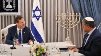 נשיא המדינה יצחק (בוז׳י) הרצוג ויו״ר מפלגת עוצמה יהודית, איתמר בן גביר, בפגישתם בבית הנשיא בה המליצה המפלגה להטיל את הרכבת הממשלה הבאה על בנימין נתניהו  (צילום: קובי גדעון/ לע״מ)