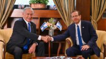 נשיא המדינה יצחק (בוז׳י) הרצוג בהענקת המנדט להרכבת הממשלה לבנימין נתניהו (צילום: קובי גדעון, לע״מ)