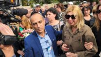 אלמנתו של יורי וולקוב (מימין) עם מנכ"ל בית החולים איכילוב, פרופ' רוני גמזו (צילום: דפנה איזברוך)