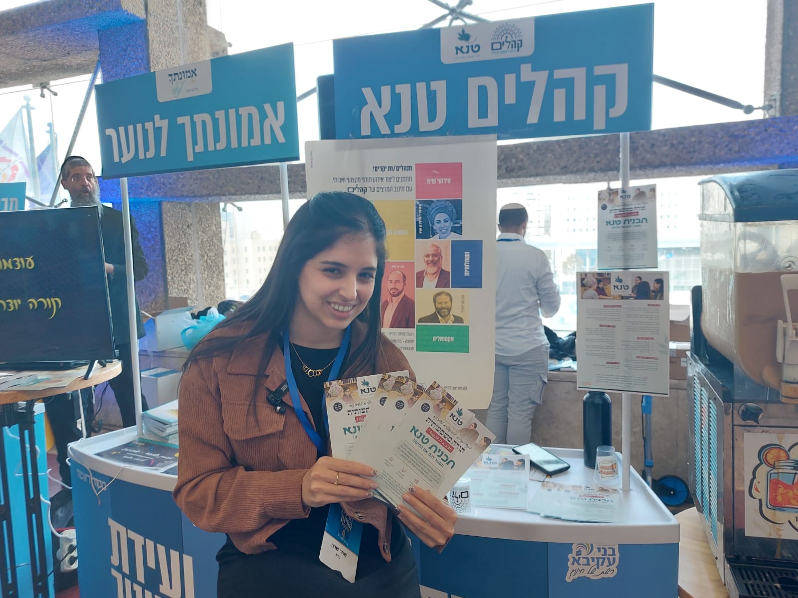 שחר שדה בדוכן של תכנית 'טנא'. "עכשיו לאולפנות יש תקציב להכניס אותנו" (צילום: מיכל מרנץ)