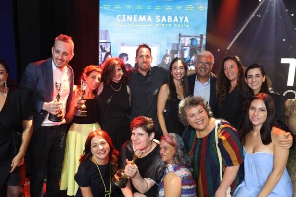 הצוות של "סינמה סבאיא" חוגג את הזכייה בפרס אופיר (צילום מסך: כאן)
