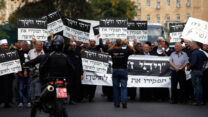 מנהיגי העדה הדרוזית מפגינים בעד חיבור הכפרים הדרוזים לרשת החשמל, 2012 (צילום: לאור מזרחי/פלאש90)