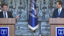 נשיא המדינה יצחק הרצוג (מימין) ויו"ר ועדת הבחירות השופט יצחק עמית נושאים דברים בהעברת התוצאות הרשמיות של הבחירות לכנסת ה-25 לידי נשיא המדינה (צילום מסך: בית הנשיא)